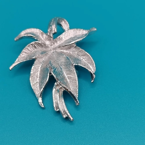 Vintage Gerry Poinsettia Flower Pin or Brooch Silver Christmas 2" - Picture 2 of 9